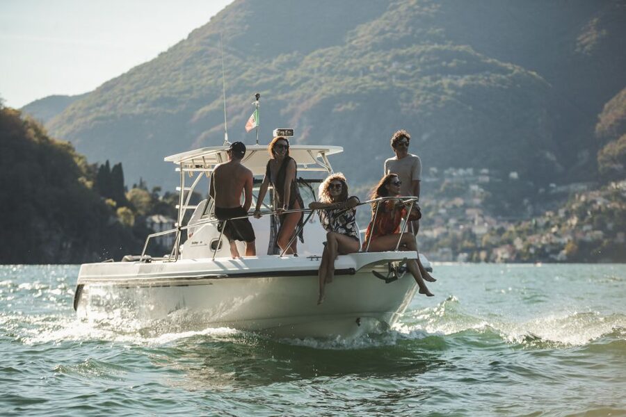 2 hours Private boat tour on lake of Como - Meeting point on the water: Lungo Lario Trieste 28 and onboard basics