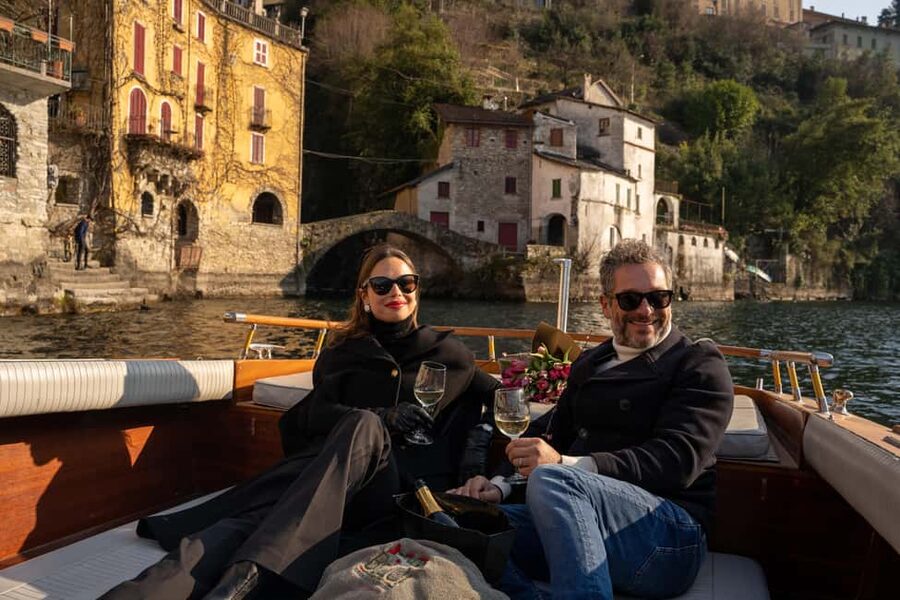3 or 4 hours Classic Wooden Boat Tour with Prosecco - 4H itinerary: added villas, a lake crossing, and your Bellagio decision
