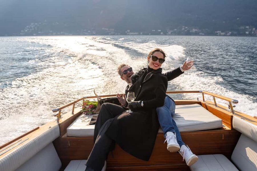 3 or 4 hours Classic Wooden Boat Tour with Prosecco - 3H itinerary: first-basin villas, Comacina island, and Nesso from the water