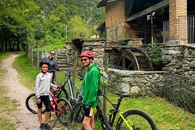 4-hour E-bike Tour of the Piccolo Mondo Antico in Lake Como - The guide experience: safety briefing, real people, and smooth handling