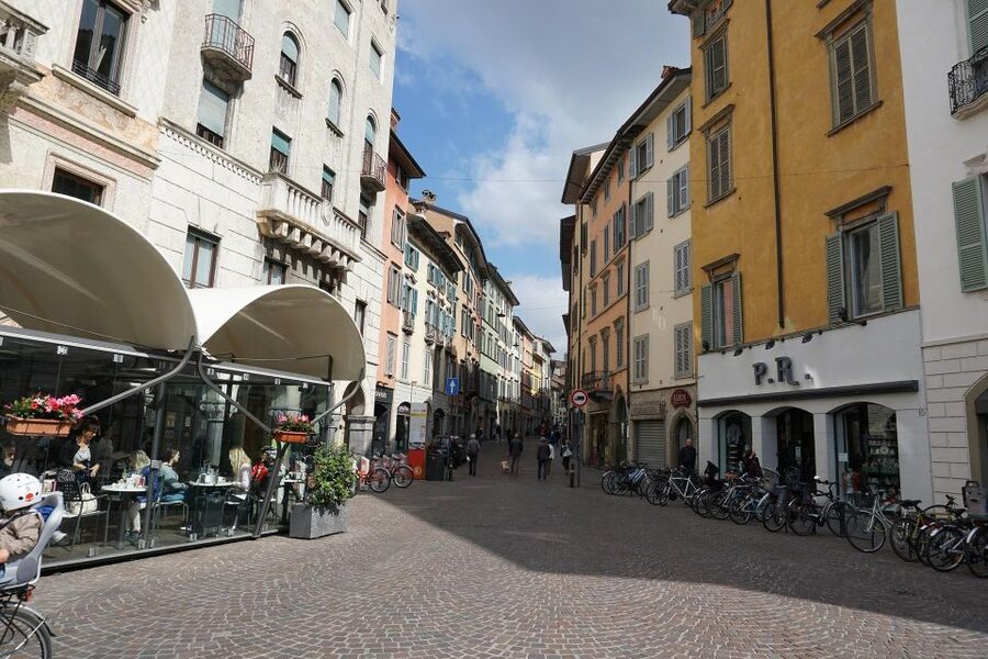 Bergamo: 2.5-Hour Private Tour of the Lower Town - Photo opportunities and shoe-smart advice