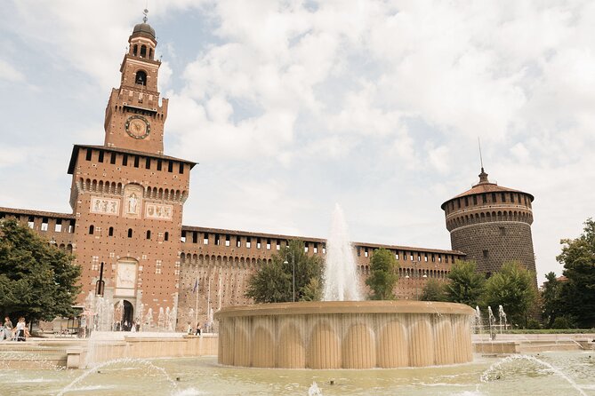 Best of Milan: 3 Icons Tour in 40 Languages + Hop On Hop Off - Walking pace, headsets, and avoiding the group mix-ups