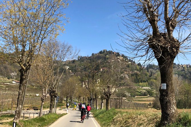 E-bike tour Bergamo - Getting your bearings: the ride starts with views, not chores