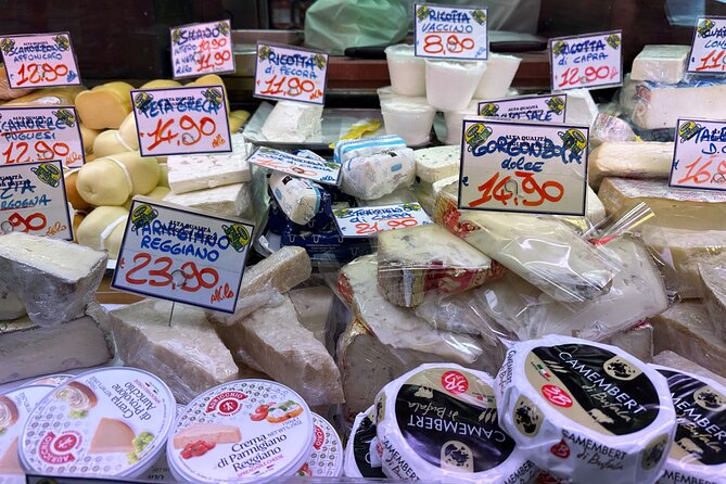 Eating Milan Street Food Tour with Guided Tasting and Sightseeing - Piazza Mercanti and Piazza della Scala: Milan’s Old Heart Meets Its Opera House