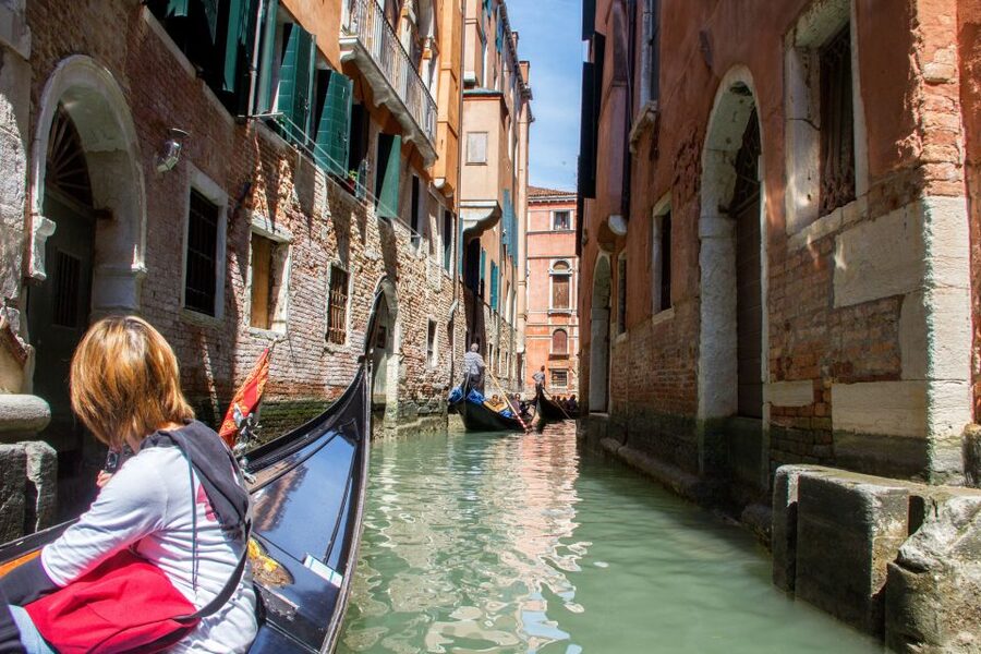 From Milan: Day Trip to Venice with Guided City Tour - Gondolas and other add-ons: what to expect when you go off script