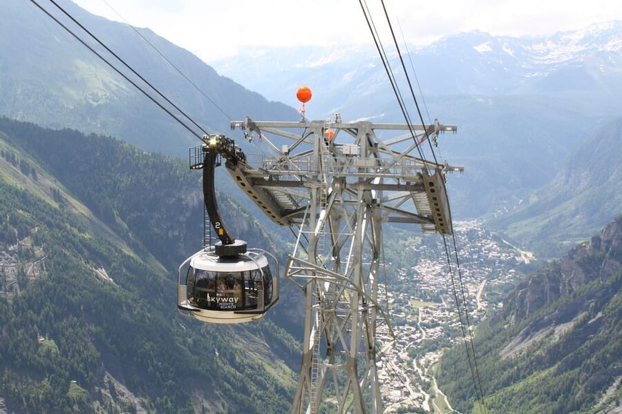 From Milan: Monte Bianco and Courmayeur Day Trip - The tour leader experience, and what to expect from information