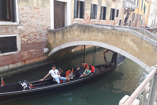 From Milan: Venice Full-Day Guided Tour With Boat Ride - Group size and the comfort factor on a long day