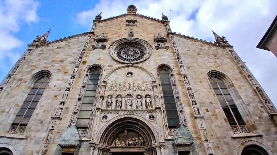 How: Tour of the historic center - Duomo di Como: Gothic drama you can step into