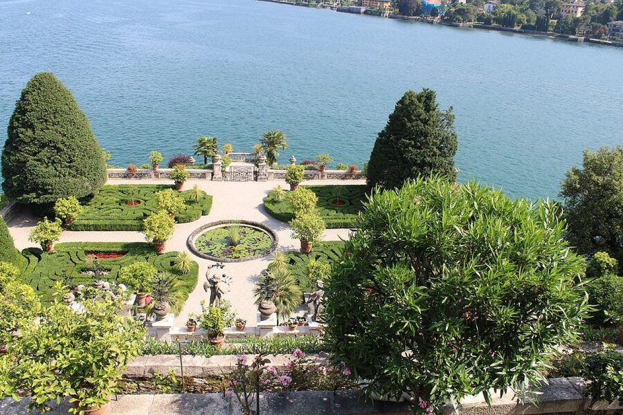 Isola dei Pescatori and Isola Bella Hop-on Hop-off Boat - Isola dei Pescatori: wander the year-round fishing village and plan your lunch stop