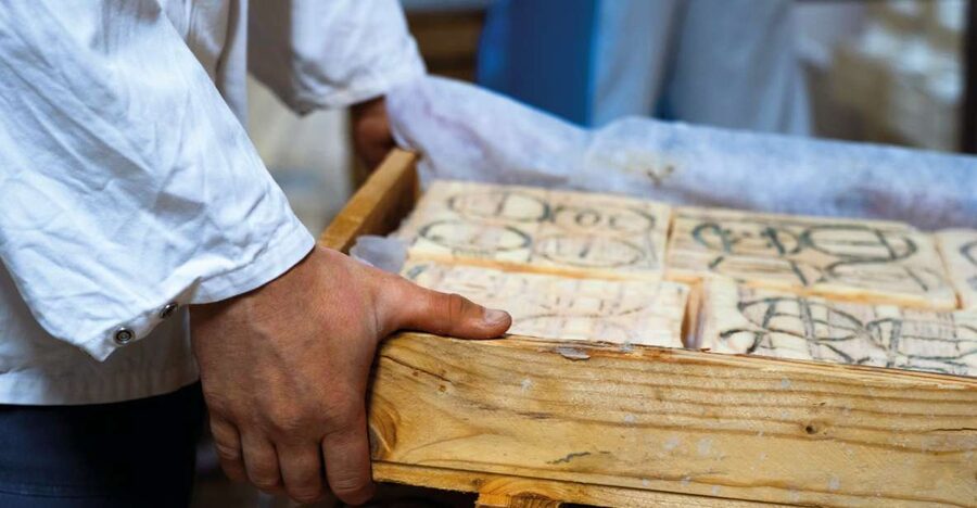 Lake Como: Cheese Factory Tour and Tasting in Valsassina - Enter the Mastro Casaro: how the tasting is designed to teach your palate