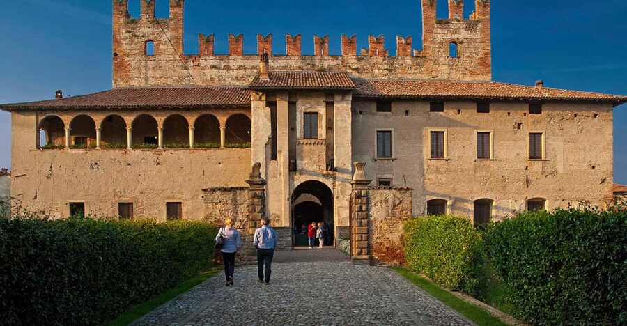 Malpaga Castle guided tour - Inside Malpaga Castle, frescoes from 1400 to 1600