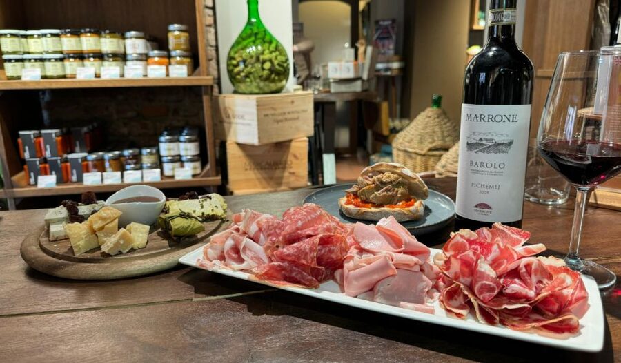 Milan: Aperitivo with Food Selection & a Glass of Wine - Choosing your wine glass: how the host experience adds value