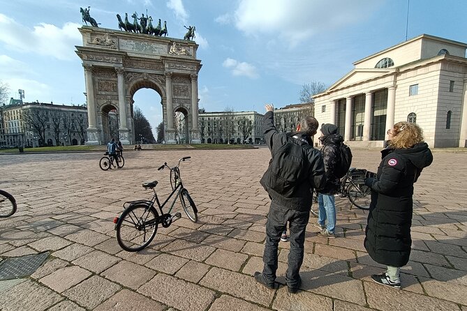 Milan: Bicycle Tour Live Tourist Guide 3 hours and half - The Milan Skyline stop, then off to neighborhoods