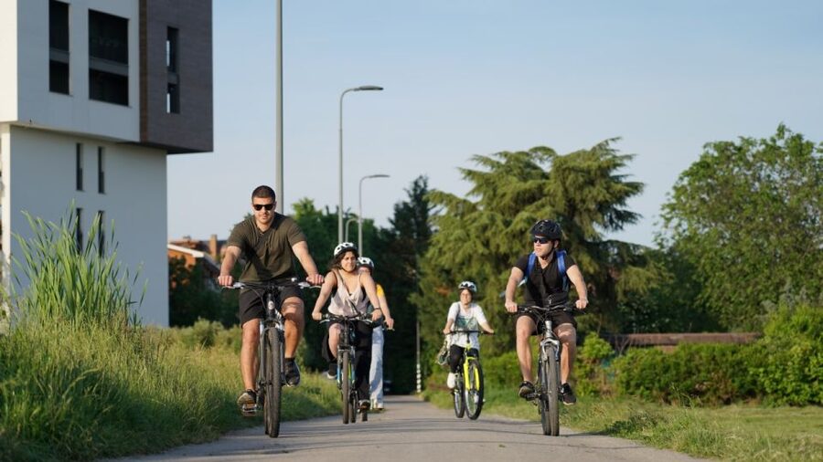 Milan: Bike Tour with Picnic on the turtle lake - Stop 1 Boscoincittà: Picnic, Photos, and a Countryside Mood in Milan