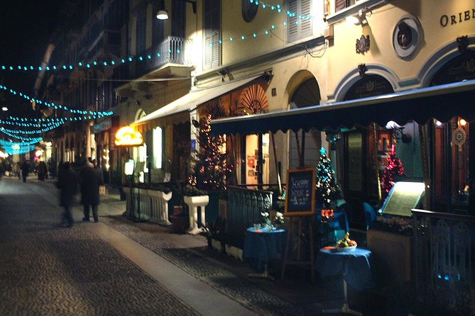 Milan by night walking experience - La Scala in the evening: where the opera house anchors the city