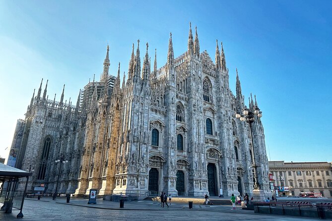 Milan Coffee & History Crawl with a Licensed Tour Guide - Duomo di Milano square: coffee facts tied to the big landmark
