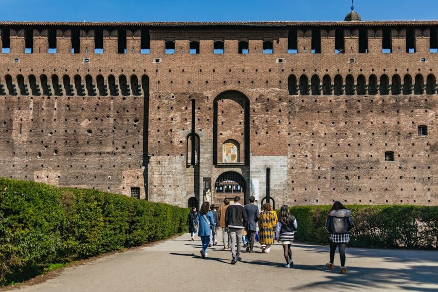 Milan: Da Vinci's Last Supper and Guided Walking Tour - La Scala and Piazza della Scala for the classic Milan street stage