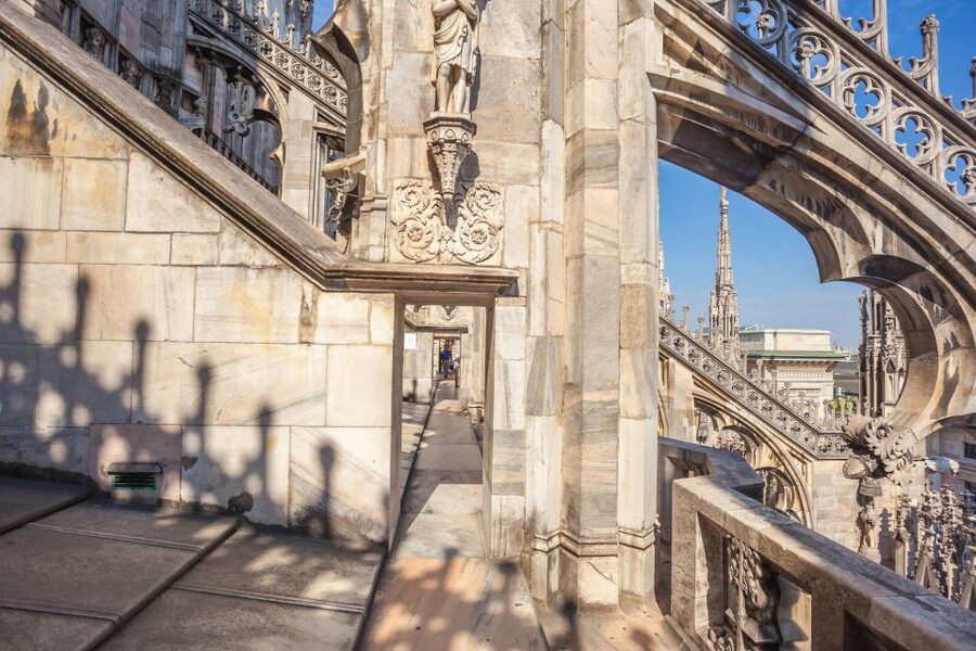 Milan: Duomo Rooftop and Cathedral Guided Tour with Tickets - The guide is the multiplier, and the group stays informed