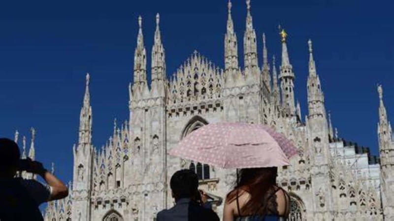 Milan: Duomo Tour with Priority Entry & Rooftop Access - Gothic details and stained glass: how the guide helps you notice