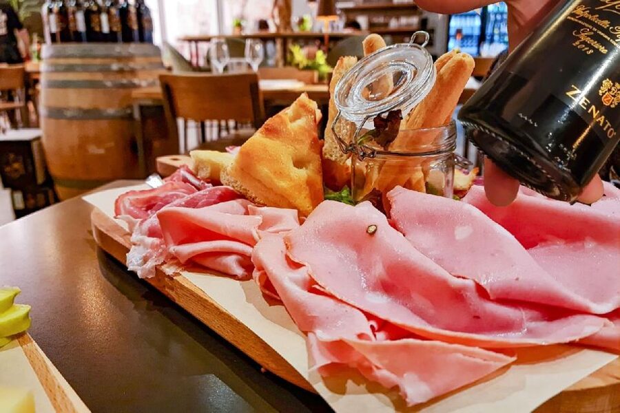 Milan: Duomo with Rooftop Private Tour, Food, & Wine Tasting - What Makes the Duomo Rooftop More Than a Photo Stop