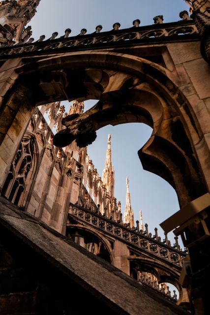 Milan: Express Walk with a Local in 90 minutes - Pace, group size, and how the guide keeps it human
