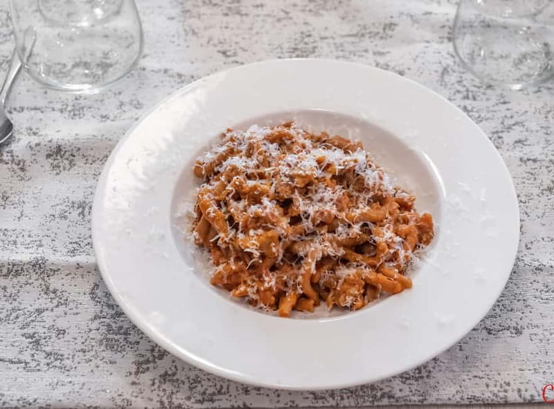 Milan: Hands-On Pasta & Dessert Cooking Class & Wine Pairing - Step inside Niccolò’s Milan kitchen, the home-apartment way