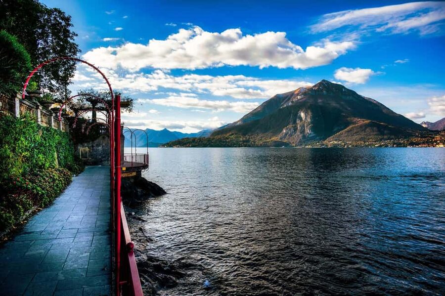 Milan: Lake Como, Bellagio, and Varenna Day Trip & Cruise - Como walking tour around Duomo Square and the Via Regina route