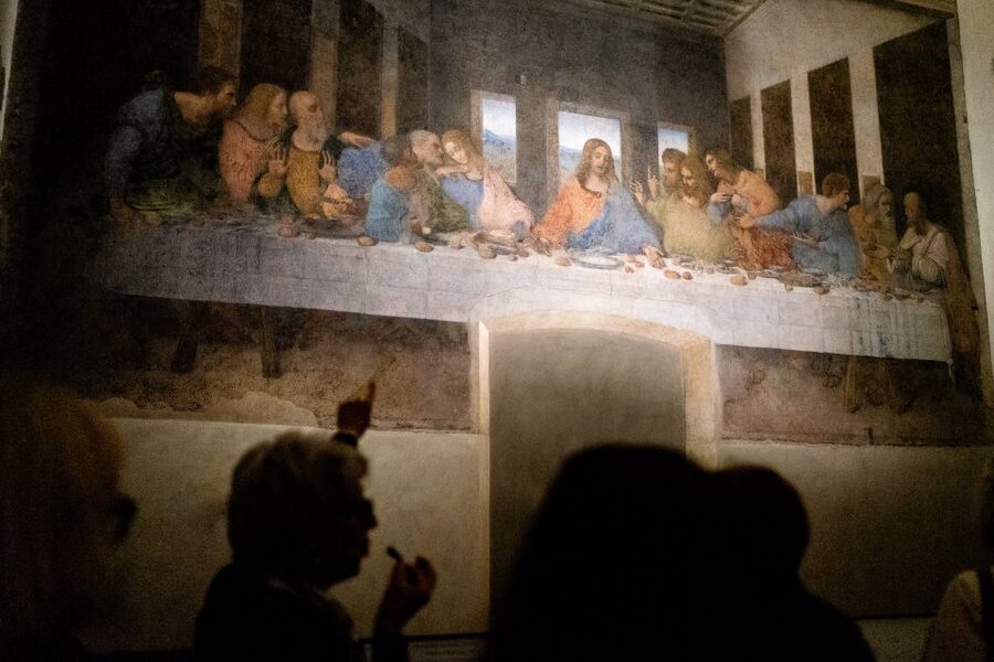 Milan: Last Supper Entrance Ticket and Guided Tour - Square photo stop: your guide helps you look smarter