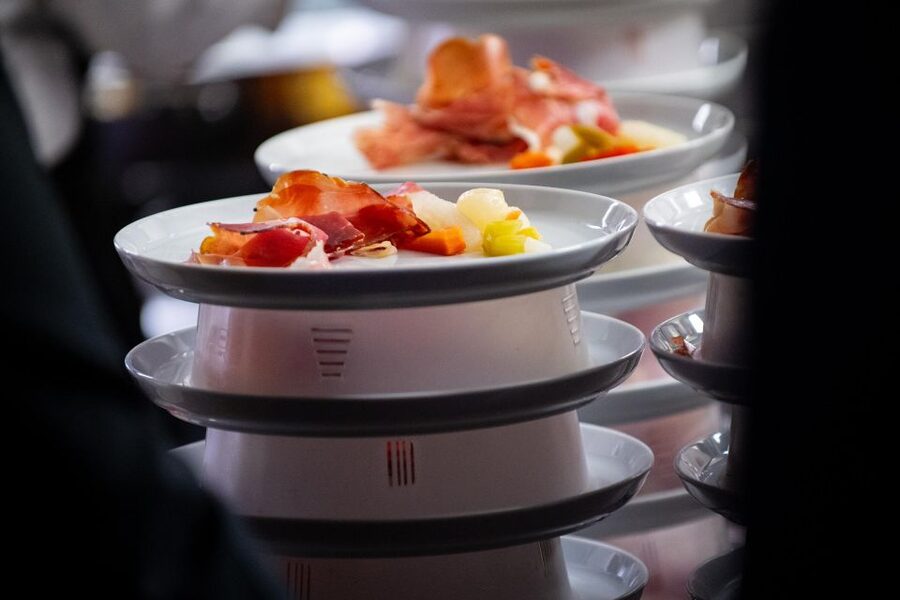 Milan: Maison Milano Dinner and Show - Getting there in Milan, meeting point, and timing tips