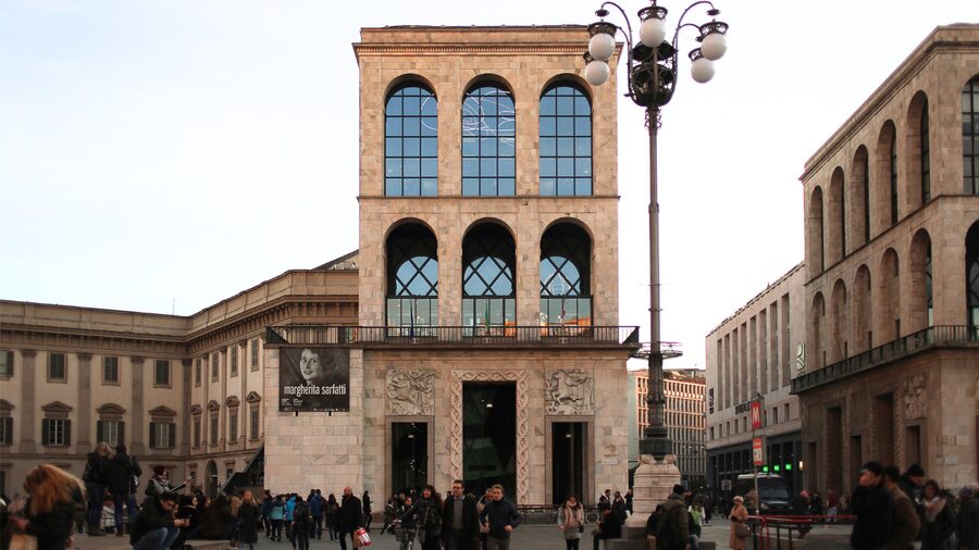 Milan: Museum of the 900 Entry Ticket with Audio Guide - Entering the museum at Piazza del Duomo, 8 (and how the phone ticket works)