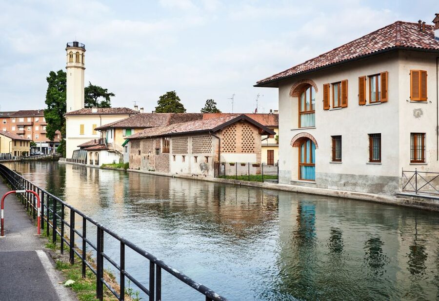 Milan: Navigli District Canal Boat Tour with Aperitivo - Naviglio Grande cruise: railing houses, slow views, and a different Milan