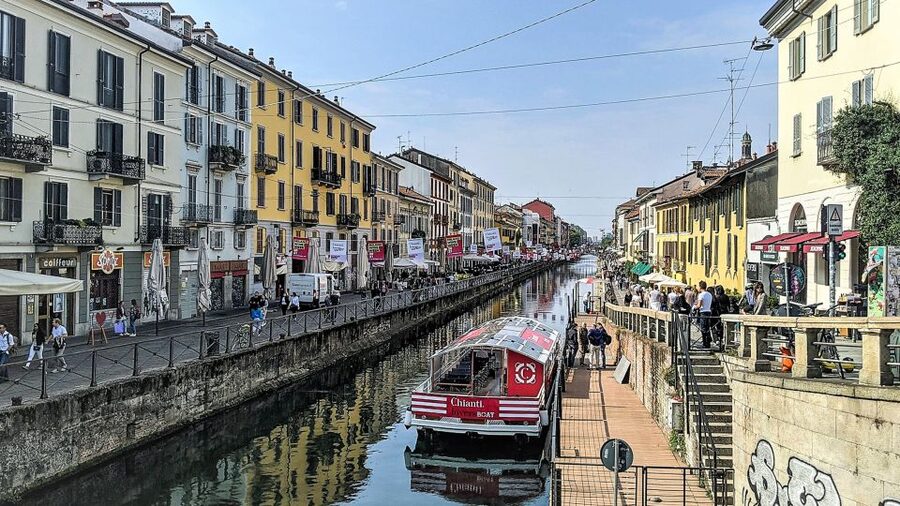Milan: Navigli District Canal Boat Tour with Aperitivo - Naviglio Pavese photo stop: why the second turn matters