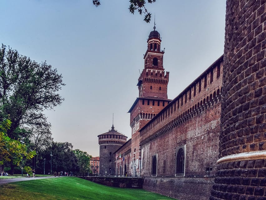 Milan: Night Tour by Bus - Where to meet: Foro Bonaparte, near Largo Cairoli