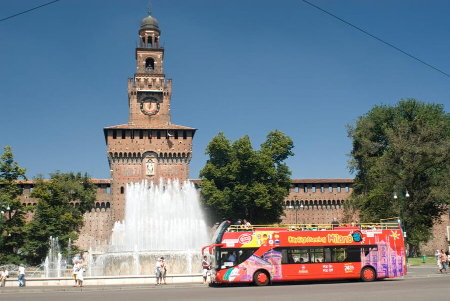 Milan: Night Tour by Bus - Duomo di Milano on the night route: big wow, limited time
