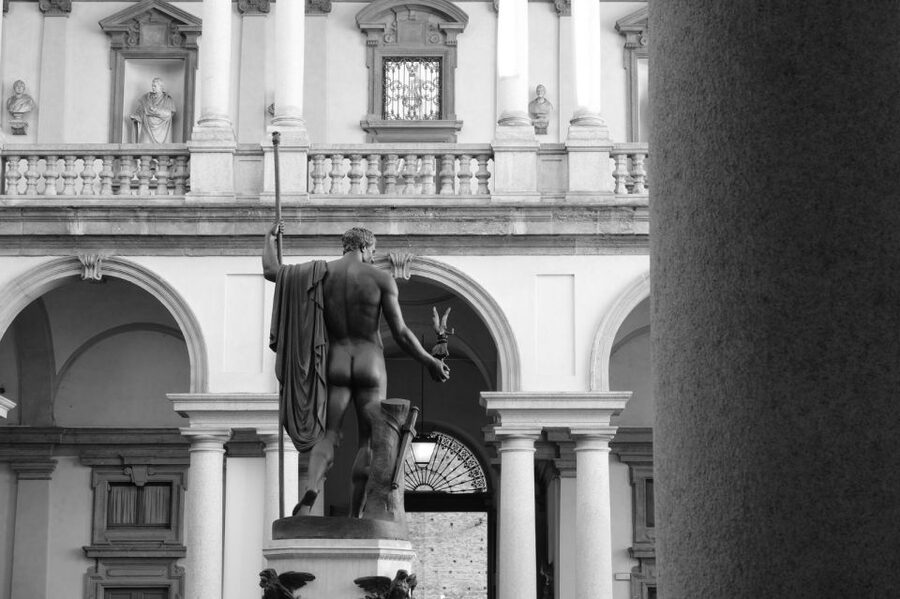 Milan: Pinacoteca Art Gallery and Brera District Guided Tour - Entering the Pinacoteca: how you move through the rooms