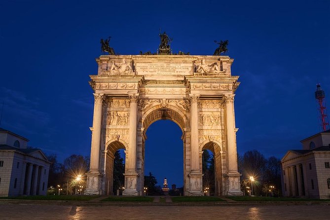 MILAN PRIVATE WALKING TOUR BY NIGHT: AMAZING MILAN - 2 h - Why Milan after 9 pm feels different than daytime