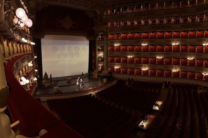 Milan Scala Theatre and Duomo Cathedral Tour - The guide, headsets, and how the tour stays easy to follow