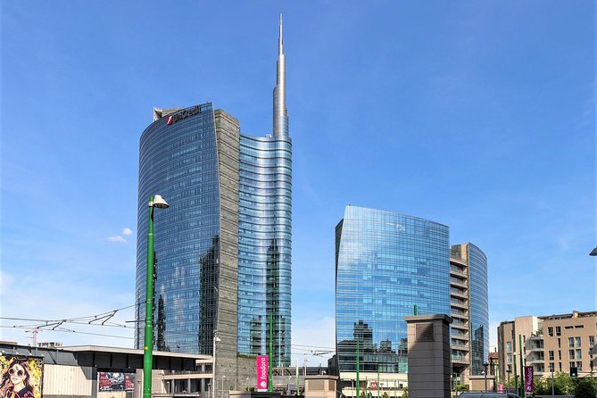 Milan Skyscrapers Guided Tour: Porta Nuova, Unicredit tower & Vertical Forest - Isola’s railing houses and the Vertical Forest idea
