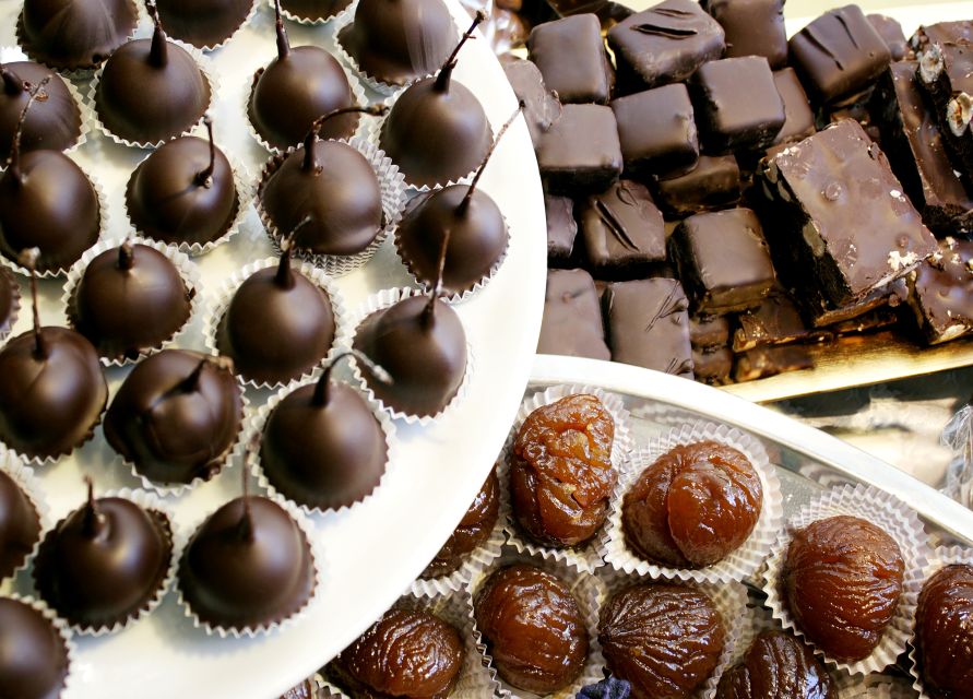 Milan: Sweet Delights Patisserie Tour - Milan Duomo finale: finish with hot drinks and a sweet reset
