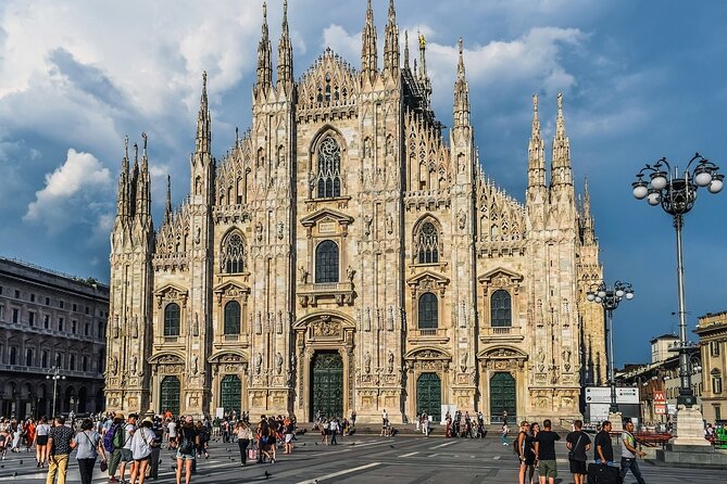 Milan Walking Tour: Explore Top Sights & Hidden Gems - Cavalli e Nastri: Vintage Fashion as a Milan Story