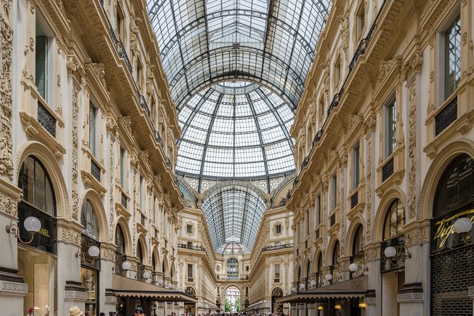Private 4-Hour Walking Tour of Milan with private official tour guide - Teatro alla Scala quick look from the street