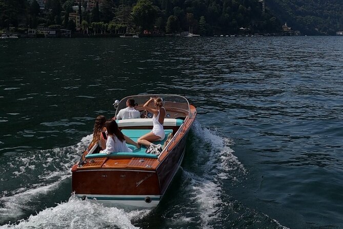 Private tour in classic wooden boat - What the captain and guide focus on while you cruise