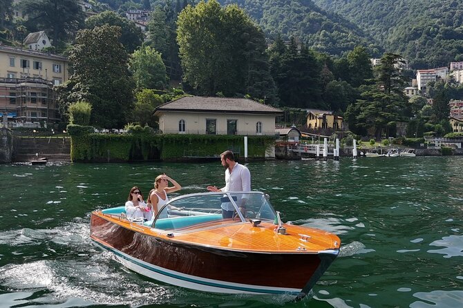 Private tour in classic wooden boat - The 1-hour plan: start in Como, sail past villas, then swim