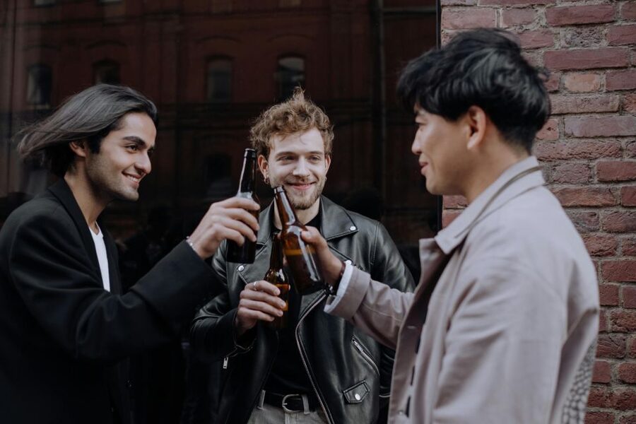 "Sip, Chat, Connect" - Live guide language: English, Italian, or Spanish