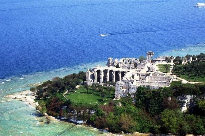 Sirmione & Verona, Lake Garda, tour from Milan - The optional boat around the castle: worth it if you like views