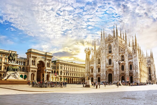 Sky-High Delights: Duomo Tour with Rooftop Adventure! - Small-Group Setup: Guides, Headphones, and a One-Hour Pace