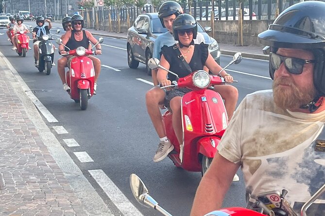 Vespa tour adventure on the lake - Stop 1 in Como: Viale Geno, the fountain, and seaplanes on water
